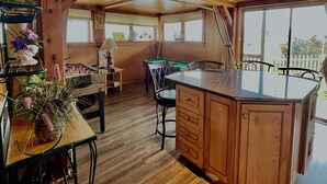 Un intérieur en bois comprenant un coin cuisine, une table à manger et des chaises.