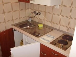 Fridge, stovetop, dishwasher, cookware/dishes/utensils