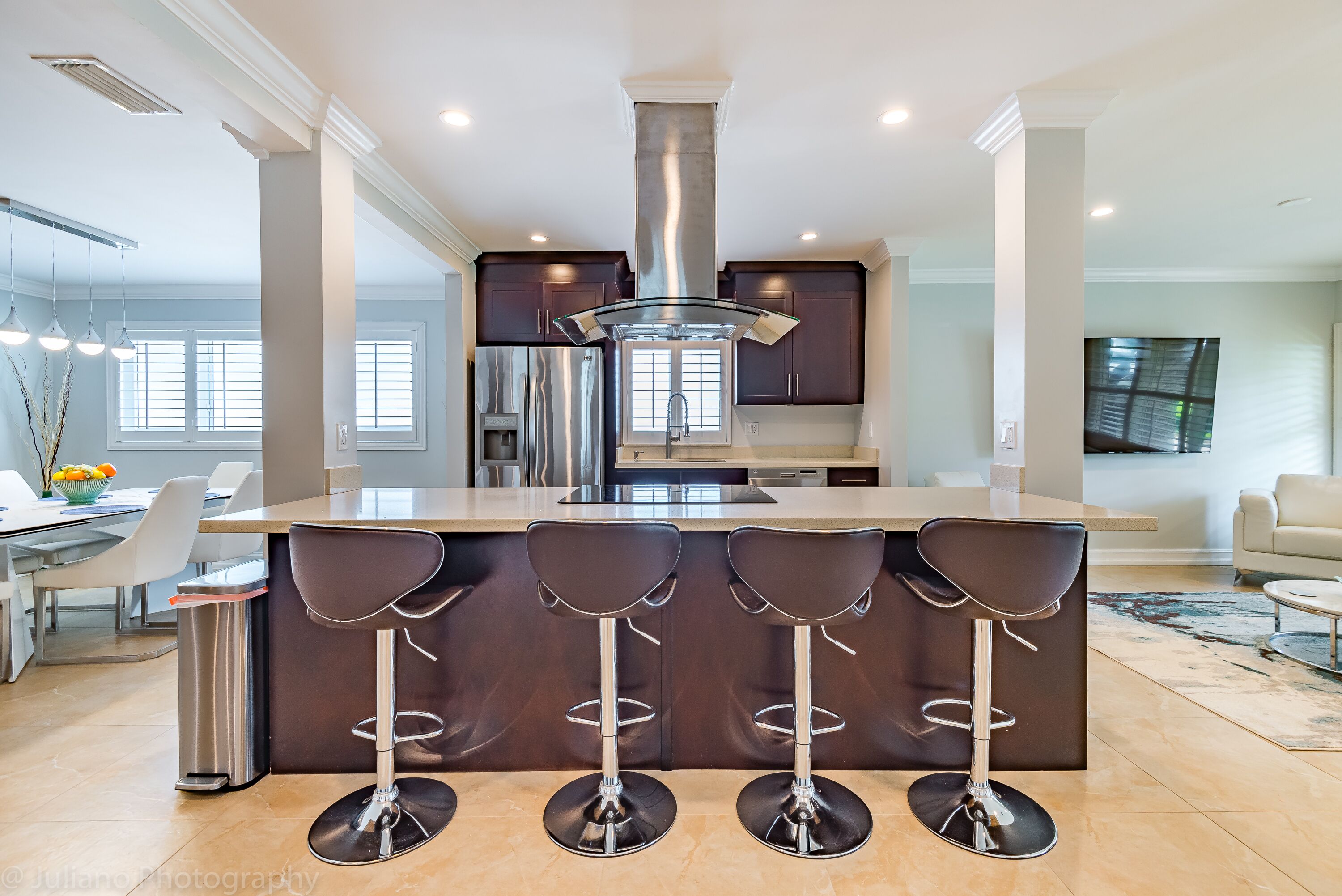 冷蔵庫、電子レンジ、オーブン、コンロ