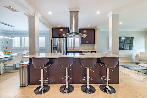 Fridge, microwave, oven, stovetop - LUXURY D/T OASIS 4/4 SLEEPS 12 BEACHES & NIGHTLIFE (Fort Lauderdale)