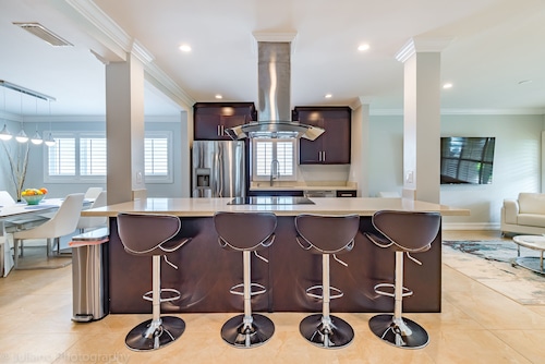 LUXURY D/T OASIS 4/4 SLEEPS 12 BEACHES & NIGHTLIFE