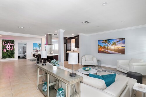 LUXURY D/T OASIS 4/4 SLEEPS 12 BEACHES & NIGHTLIFE