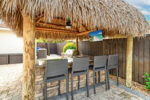 Outdoor dining - LUXURY D/T OASIS 4/4 SLEEPS 12 BEACHES & NIGHTLIFE (Fort Lauderdale)