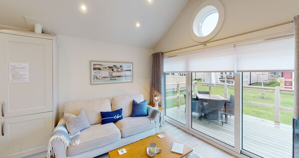 Smart TV, fireplace, table tennis