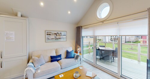 Stunning Coastal Lodge - Sleeping 4 in 2 Bedrooms - Pool and Beach Access Included.