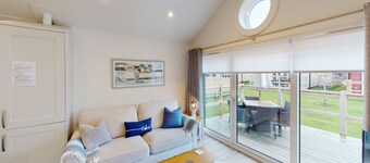 Stunning Coastal Lodge - Sleeping 4 in 2 Bedrooms - Pool and Beach Access Included.