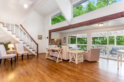 Hiawassee Chalet | Hot tub | Pet Friendly I Enclosed Patio/1m to Marina