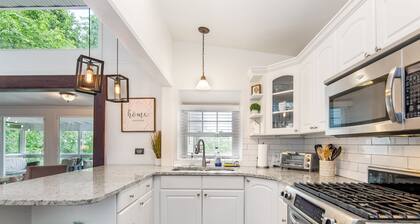 Hiawassee Chalet | Pet Friendly I Enclosed Patio/1m to Marina