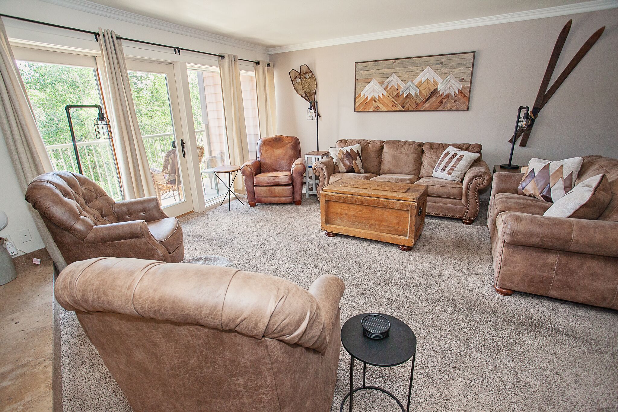 Smart TV, fireplace, DVD player, books