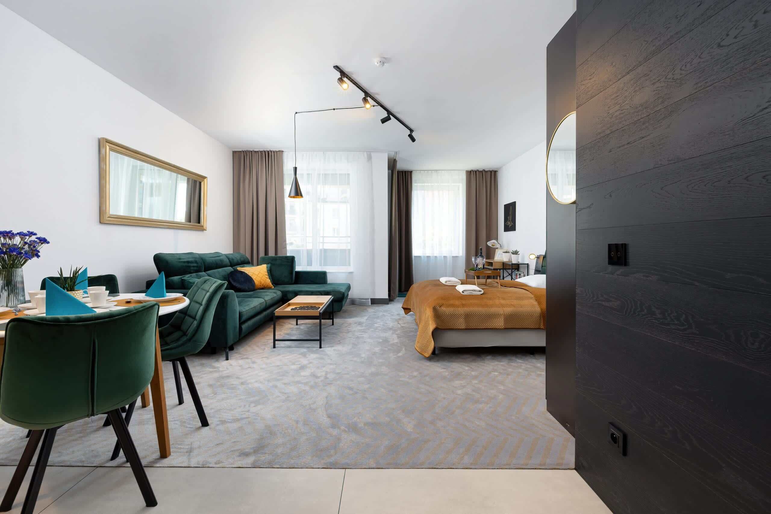 Iron/ironing board, bed sheets