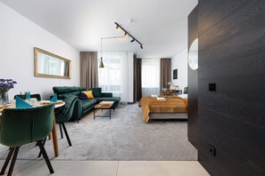 Iron/ironing board, bed sheets