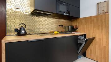 Fridge, microwave, stovetop, dishwasher