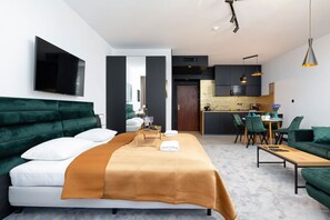 Tabla de planchar con plancha y ropa de cama 