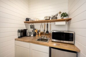 Frigorifero, microonde, macchina per tè/caffè, tostapane