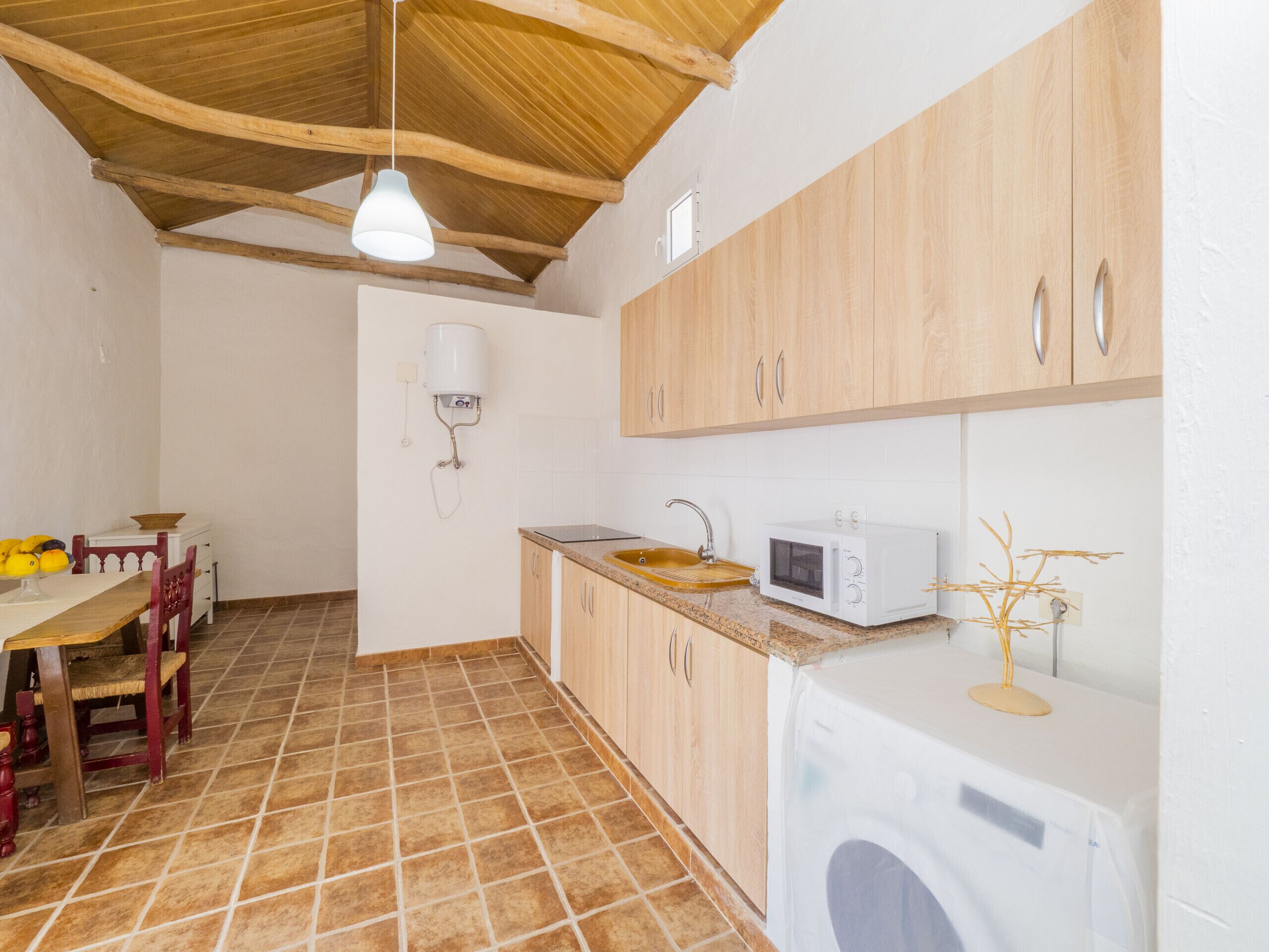 Een koelkast, een microgolfoven, een koffiezetapparaat/waterkoker