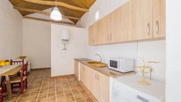 Réfrigérateur, micro-ondes, cafetiÚre/bouilloire, bouilloire électrique