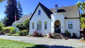 Exterior - Little Castle Pool, Hot Tub, Napa, Sonoma, San Francisco (Vallejo)