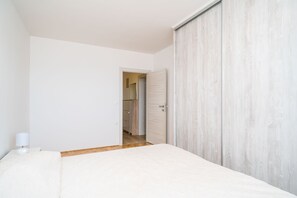 1 habitación, tabla de planchar con plancha, internet y ropa de cama 