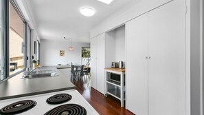Fridge, stovetop - 5 Plover Street, Peregian Beach (PEREGIAN BEACH)