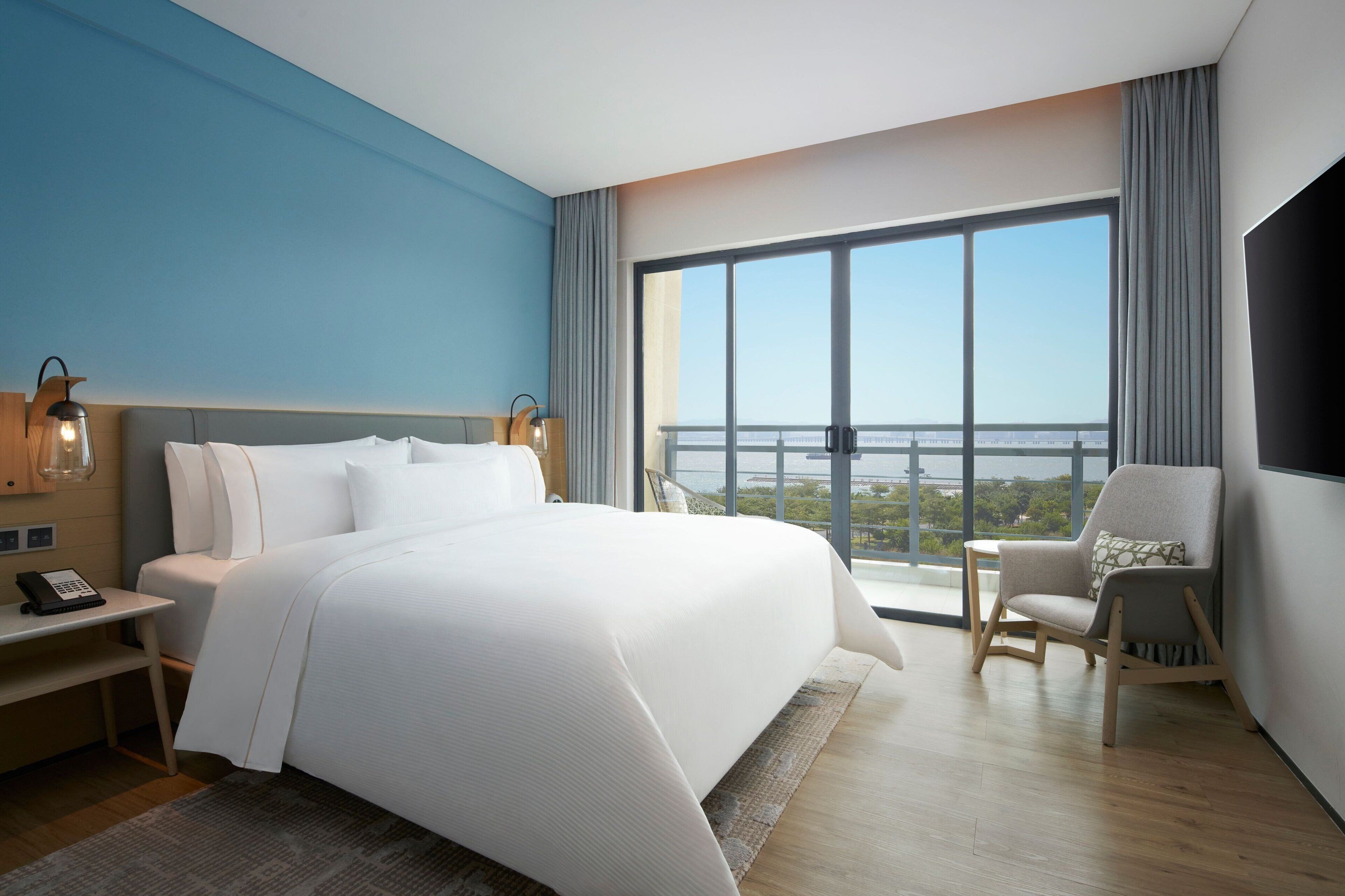 Edredones de plumas, colchones viscoelásticos, caja fuerte y escritorio