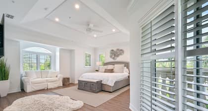 Modern Chic 4 Bed 4 Bath in Old Town Naples