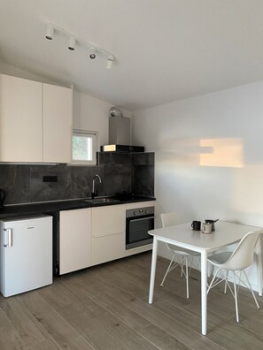 Fridge, oven, stovetop, dishwasher - Holiday Home Olie (Bilice)