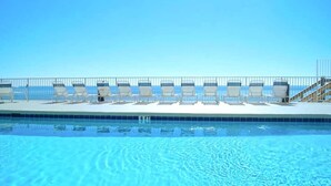 Una piscina amb gandules i una barana metàl·lica.