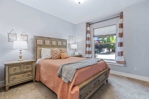 3 habitaciones, escritorio y tabla de planchar con plancha 