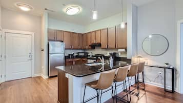 Kjøleskap, mikrobølgeovn, ovn og kokeplater