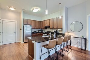 Fridge, microwave, oven, stovetop - Cowboy Take Me to Broadway - 2bed/2bath (Nashville)