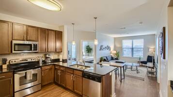 Een koelkast, een magnetron, een oven, een kookplaat