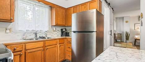 Frigorifero, microonde, forno, piano cottura