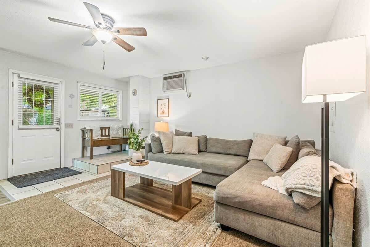 Älytelevisio, takka, työhuone