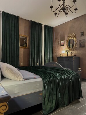 2 bedrooms, iron/ironing board, travel crib, free WiFi