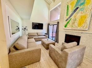 TV, offices - Walk to Canyon Lodge! Ski back! Modern Space (Mammoth Lakes)