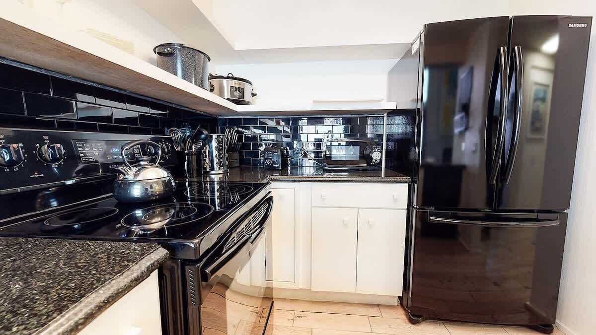 Frigorífico, microondas, horno y placa de cocina