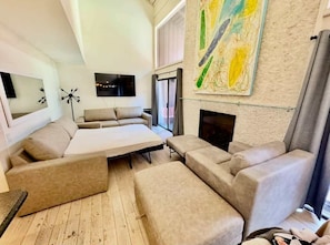 TV, offices - Walk to Canyon Lodge! Ski back! Modern Space (Mammoth Lakes)