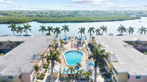 Waterfront 1/1, sleeps 6, walk to beach! #B111