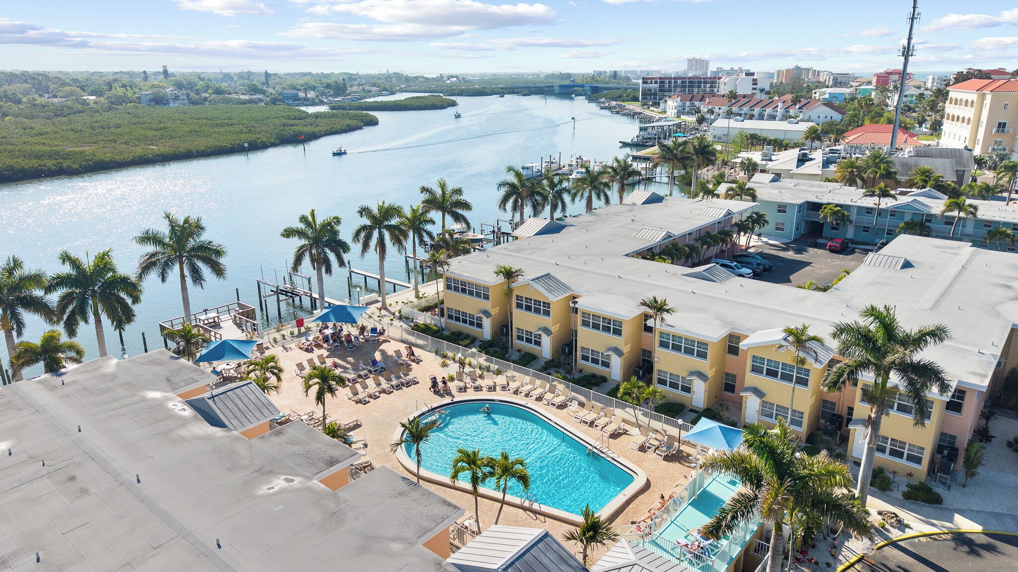 Lämmitetty uima-allas