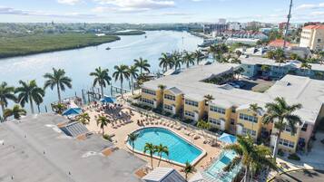 Lämmitetty uima-allas