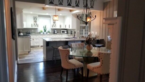 A modern kitchen with white cabinetry, a central island, and pendant lighting. - Beautiful Luxury Home near Smyrna Village & Braves Stadium (Smyrna)