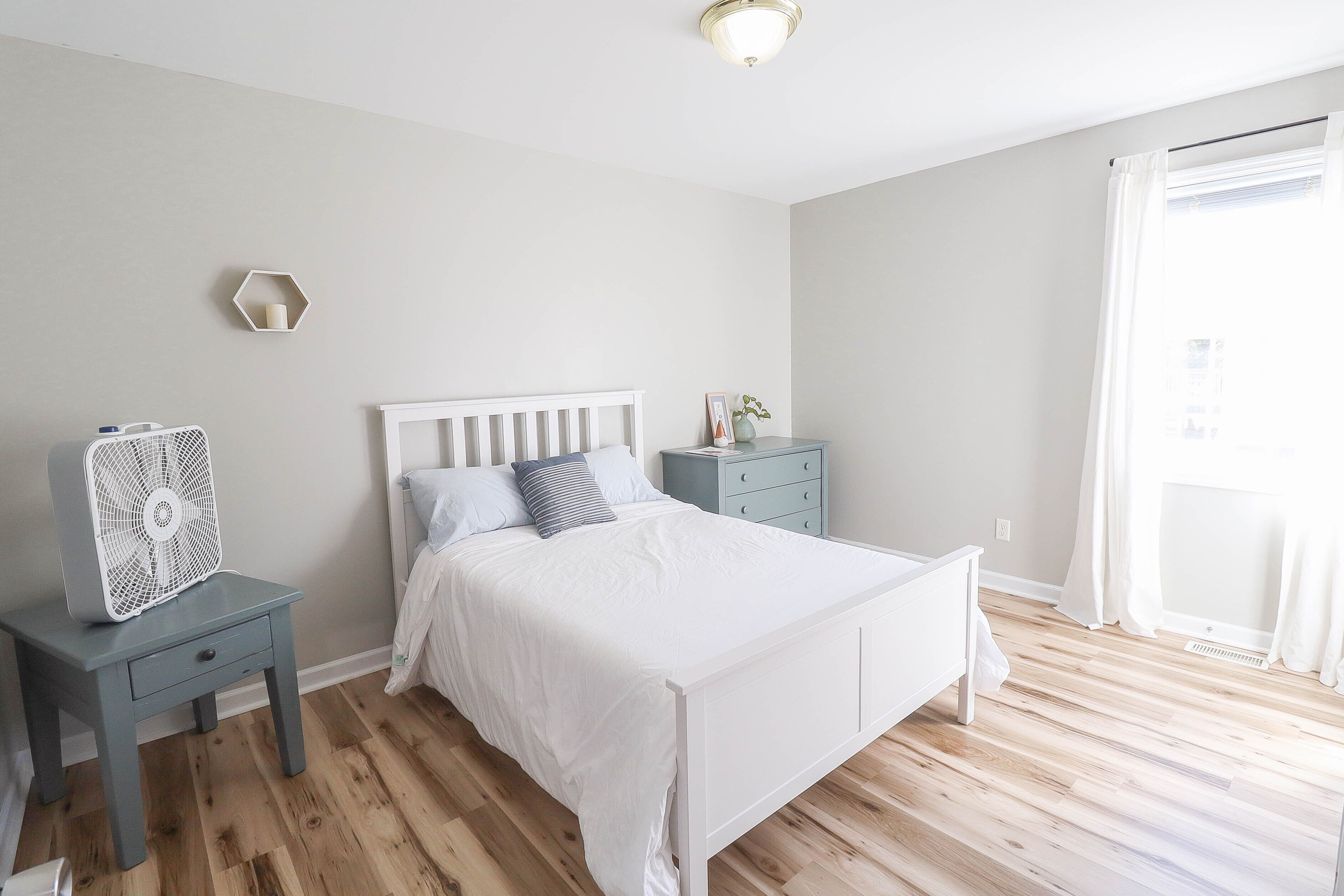 3 bedrooms, desk, iron/ironing board, travel crib