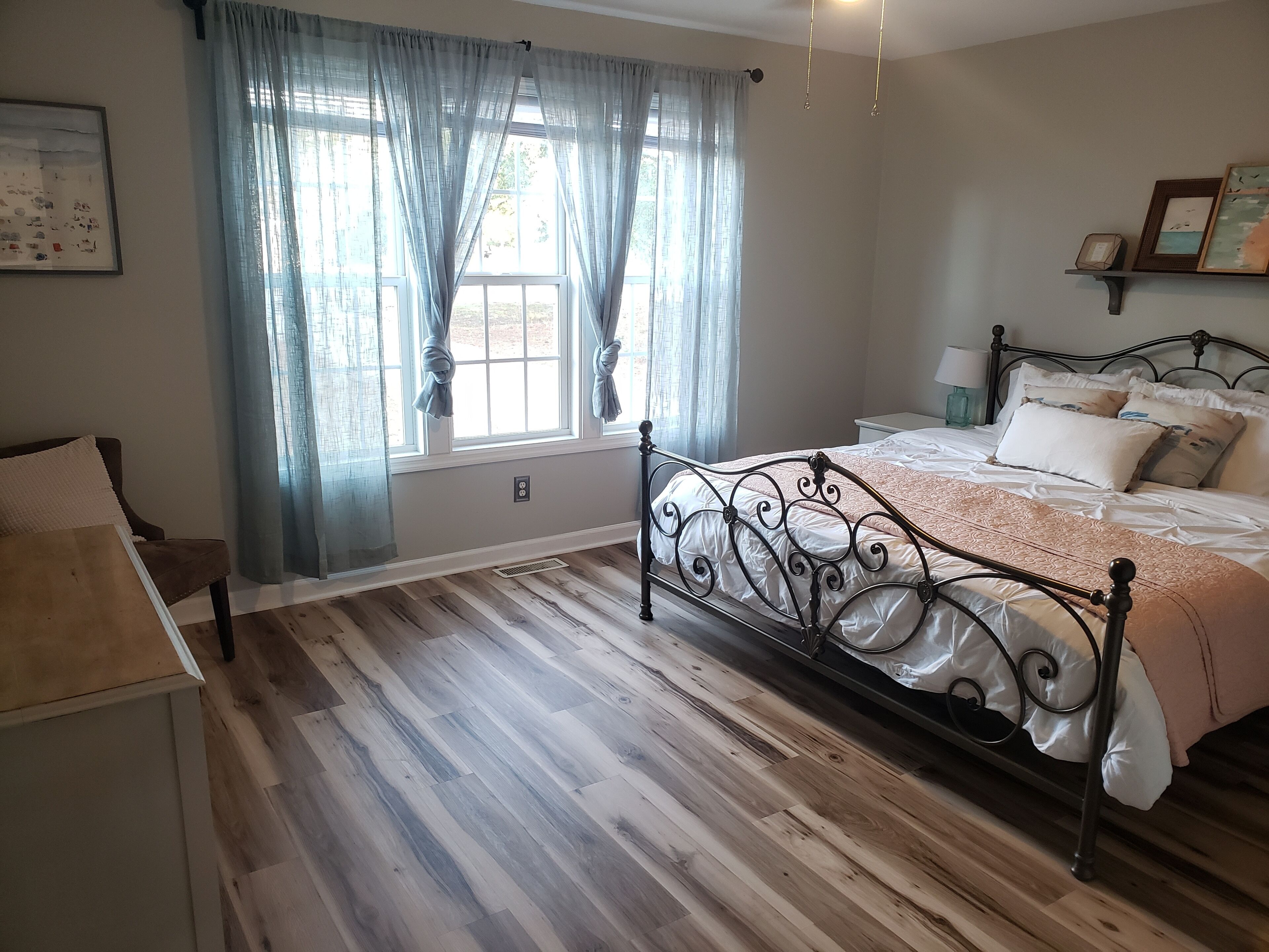 3 habitaciones, escritorio y tabla de planchar con plancha 