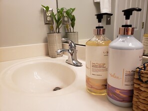 Combined shower/bathtub, hair dryer, towels, soap - Cleanest place to lay your head-Relax and Recharge @ The Break-Away! (Hampstead)