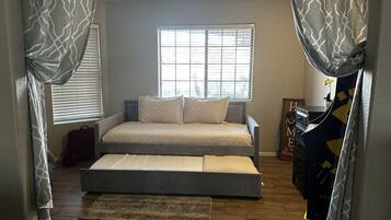 4 bedrooms, desk, iron/ironing board, free WiFi