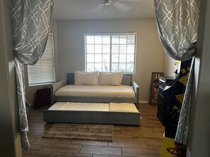4 habitaciones, escritorio, tabla de planchar con plancha y wifi gratis