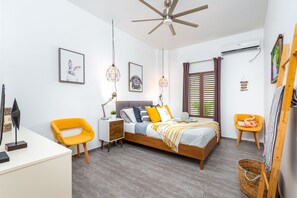 2 habitaciones, escritorio y tabla de planchar con plancha 