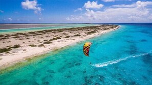 Tæt på stranden, liggestole, badehåndklæder