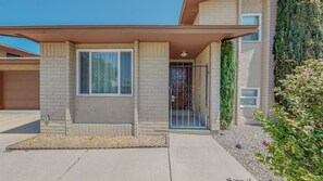 تفاصيل الفندق من الخارج