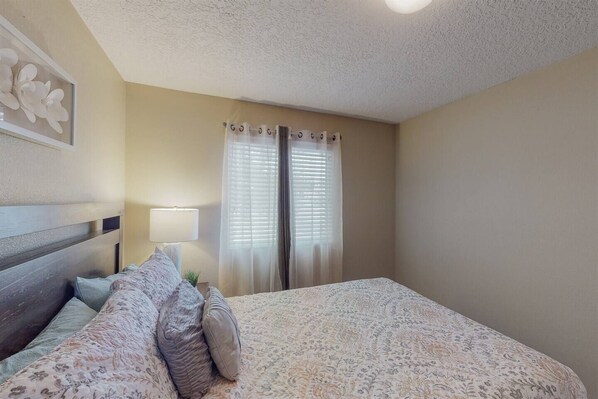 4 makuuhuonetta, työpöytä, silitysrauta/-lauta, Wi-Fi